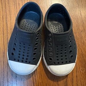 Native Kids Water Shoes - Dark and White